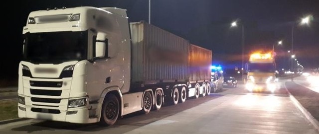 Ponad 75 ton, zamiast przepisowych 40, ważyła ciężarówka przewożąca dwa załadowane kontenery z Gdańska do Ostrowca Świętokrzyskiego.