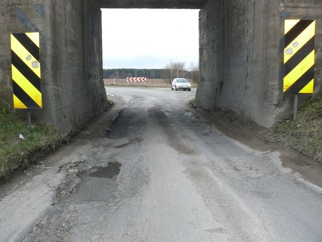 Tak wygląda nawierzchnia asfaltowa pod jednym z wiaduktów kolejowych w Skorkowie. Strach tędy jechać samochodem osobowym.