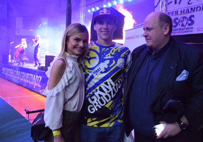 Przemysław Pawlicki (MrGarden GKM) z fanką i fanem