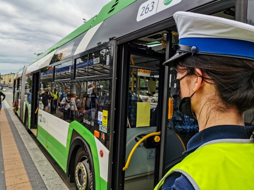 Kontrole policji w autobusach BKM. Policjanci sprawdzają maseczki i odległości w autobusach komunikacji miejskiej (zdjęcia)