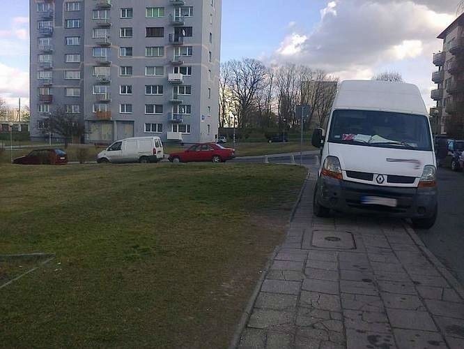 Kierowca dostawczego auta zaparkował na chodniku, blokując...