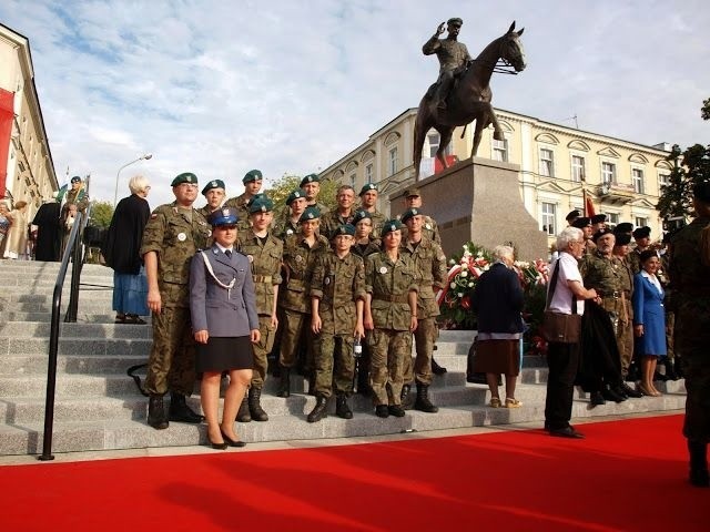 Przedstawiciele ostrowieckiego Strzelca przy pomniku Józefa Piłsudskiego w Kielcach.