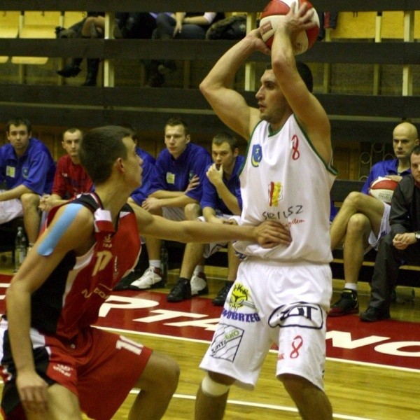 Koszykarze Siarki Tarnobrzeg (z piłką Bartosz Krupa) sprawili wielki zawód swoim kibicom, przegrywając z młodym zespołem Polonii 2011 Warszawa 82:84.