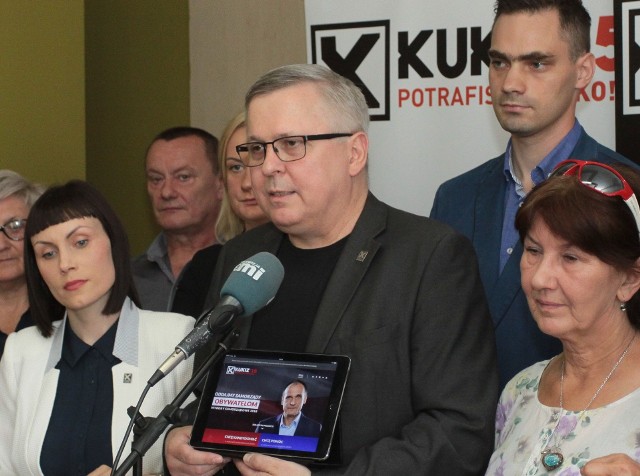 Poseł Robert Mordak w towarzystwie działaczy partii Kukiz’15 informuje o nowym sposobie zgłaszania kandydatów do wyborów.