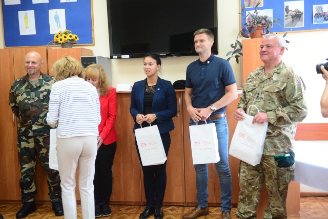 Goście z Litwy, Łotwy, Wielkiej Brytanii i Estonii otrzymali drobne upominki podczas wizyty w szkole ZDZ w Radomiu.