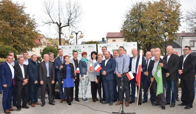 Kandydaci Polskiego Stronnictwa Ludowego z powiatu włoszczowskiego z władzami partii na Placu Wolności w centrum miasta.