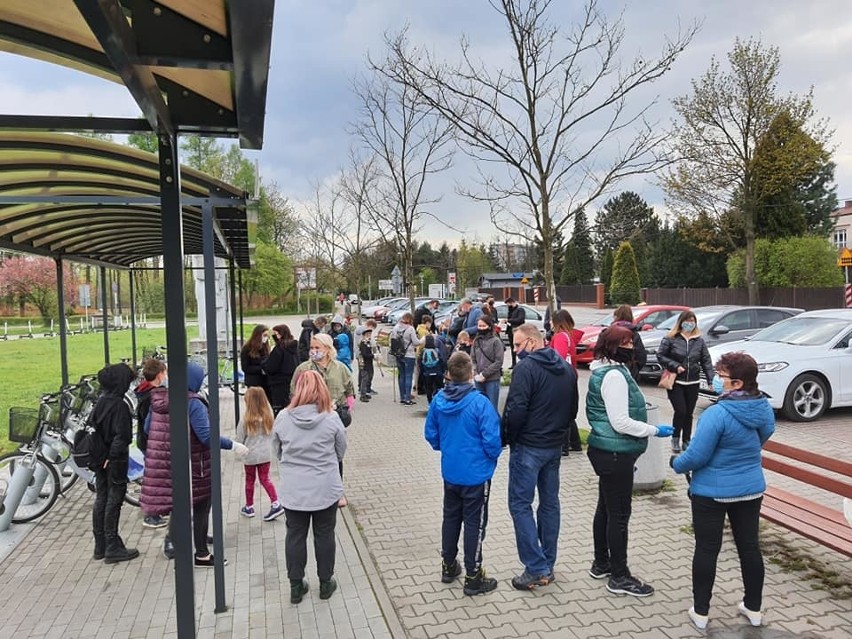 Mieszkańcy Sosnowca spotkali się przed Parkiem Kuronia w...