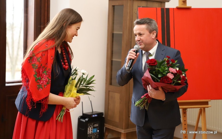 Podziękowania artystce składa burmistrz Staszowa dr Leszek...