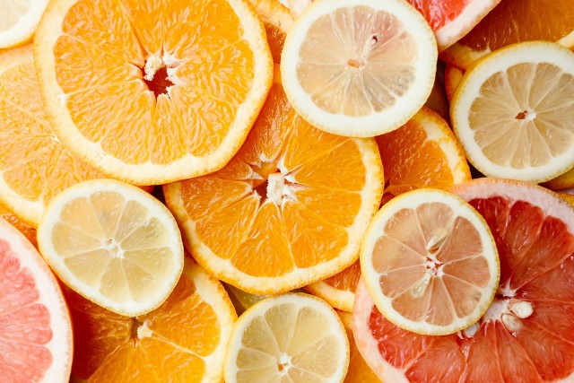 Pomarańcze to jedne z najpopularniejszych owoców na świecie. Są smaczne, aromatyczne i zdrowe. To cenne źródło ważnych dla organizmu składników. Spożywanie pomarańczy ma dobroczynny wpływ na nasze zdrowie i dlatego pomarańcze powinny na stałe zagościć w naszej codziennej diecie. To się dzieje z nami, gdy jemy pomarańcze - zobacz teraz w galerii ►