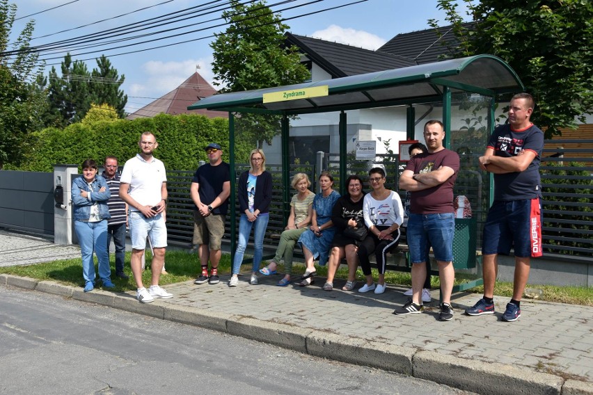 Nowy Sącz. Mieszkańcy ul. Zyndrama nie mają chodnika, za to zniszczoną drogę. Obawiają się o bezpieczeństwo dzieci [ZDJĘCIA]