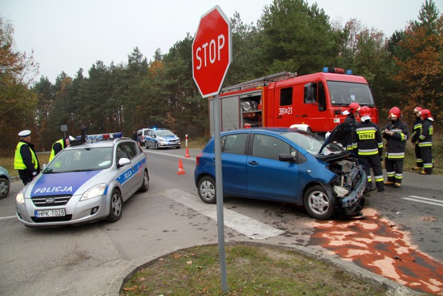 W zderzeniu toyoty i forda ucierpiała 51-letnia kobieta kierująca drugim z tych samochodów.