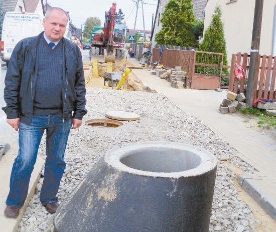 Wiosną roboty w ramach projektu aglomeracji ruszą równolegle w trzech gminach - mówi prezes WIK, Jerzy Delewicz. - Niezależnie od niego gminy budują też kanalizację samodzielnie, tak jak tu - w Malni.