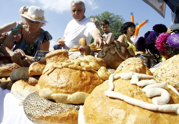 Chleb dożynkowy - przepis. Tego życzą sobie rolnicy podczas imprez dożynkowych