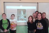 Uczniowie i nauczyciele  Szkoły Podstawowej w Bilczy włączyli się w akcję "Szkoła pamięta". Zobaczcie zdjęcia