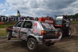 Wrack Race - wyścigi złomów w gminie Liniewo. Stare auta ścigały się na specjalnie przygotowanym torze ZDJĘCIA