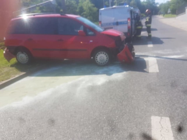 W niedzielę przed godziną 10 na Placu Poznańskim miał miejsce wypadek, w wyniku którego doszło do zderzenia samochodów marki ford i mazda. FLESZ - wypadki drogowe