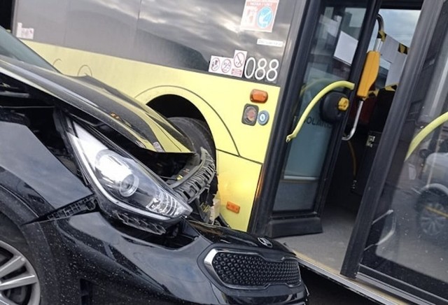 W poniedziałek, 21 lutego 2022 roku przed godziną 16:00 nieopodal zajezdni autobusowej przy ulicy Wesołej w Gnieźnie doszło do zderzenia autobusu MPK i samochodu osobowego marki KIA.