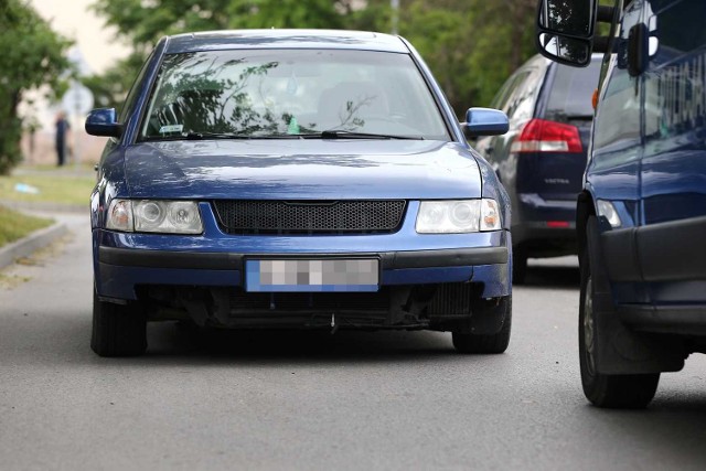 Volkswagen passat stał na środku jezdni, a w wewnątrz oparty o kierownice spał mężczyzna.