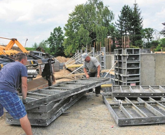 Widać, jak sala gimnastyczna szybko rośnie