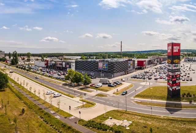 Już 25 listopada br. o godz. 10 otwarta zostanie nowa część Oultet Park Szczecin, która powstała w ramach II etapu realizacji inwestycji.Po rozbudowie, w Outlet Park Szczecin znajdzie się łącznie 100 sklepów i 900 miejsc parkingowych. Więcej o inwestycji czytaj na www.strefabiznesu.gp24.pl