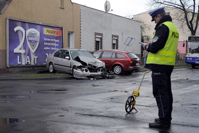 Przyczyny wypadku na skrzyżowaniu ulic Orlej i Stromej w Bydgoszczy ustala policja.