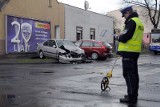 Wypadek na bydgoskim Szwederowie. Dwa auta wbiły się w budynek [zdjęcia]