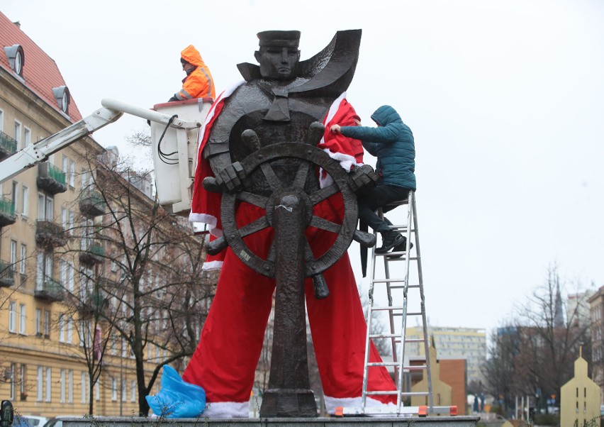 Marynarz z alei Fontann w Szczecinie zmienił się w Świętego Mikołaja! Zdjęcia z uroczystego ubierania pomnika