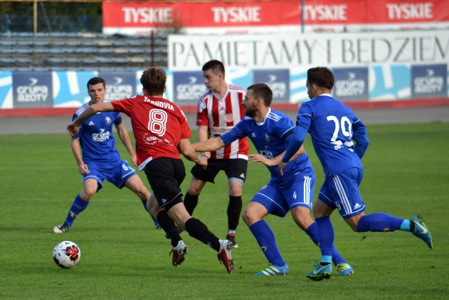 Zespół Unii Tarnów (niebieskie koszulki) w finale Pucharu Polski MZPNP Tarnów zagra z lokalnym rywalem - Metalem