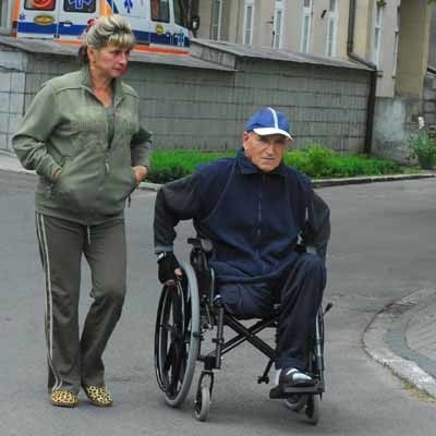 - Potrzebuję stałej opieki specjalistów - mówi Antoni Śliwa. Renata Maciaszek twierdzi, że mieszkańcy nie mogą zostać bez szpitala
