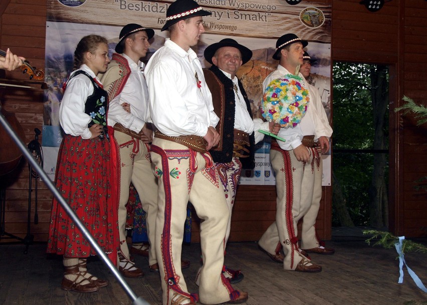 Odkryj Beskid Wyspowy. W sobotni wieczór wspięli się na Ćwilin, a w niedzielny poranek pokonali Łopusze Wschodnie