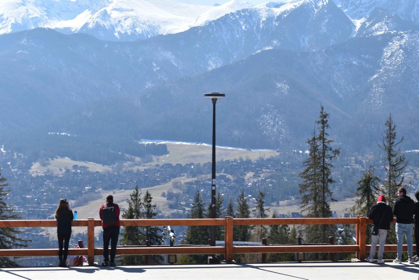 Zakopane. Cudowna pogoda, piękne słońce i widok na ośnieżoną panoramę Tatr 