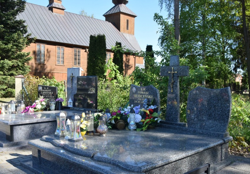 Cmentarz parafialny w Rzewniu, powiat makowski. Zdjęcia