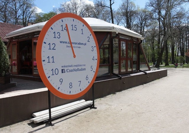 Jeden z zegarów stoi na obrzeżu Parku Kościuszki.