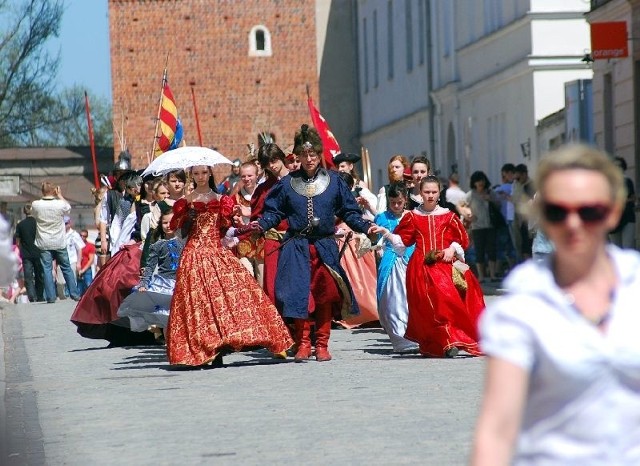 Na rynek Starego Miasta w Sandomierzu rycerze weszli od ulicy Opatowskiej.