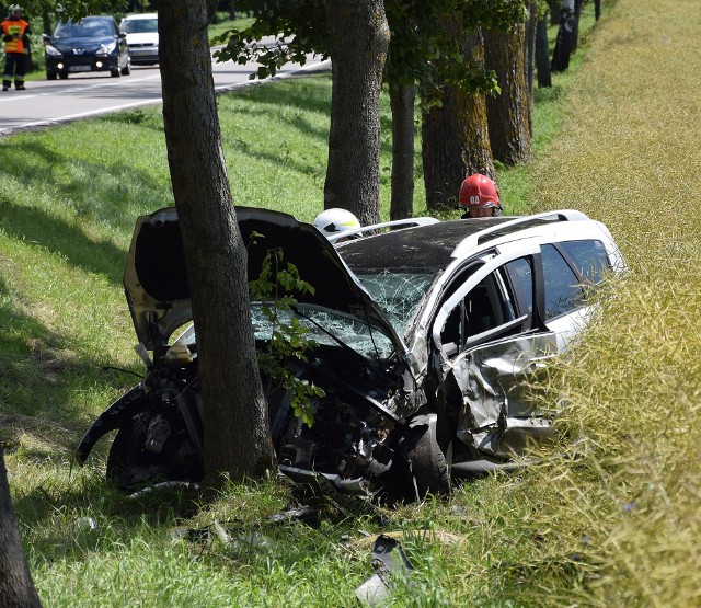 Dzisiaj (sobota) około godz. 13 zaraz za Suchorzem (droga krajowa nr 21) kierowca samochodu osobowego marki Peugeot zjechał do rowu i uderzył w drzewo. Kierowca sam wydostał się z auta. Mimo, że samochód jest mocno zniszczony, kierowca doznał tylko ogólnych potłuczeń. Jechał sam. (ang)