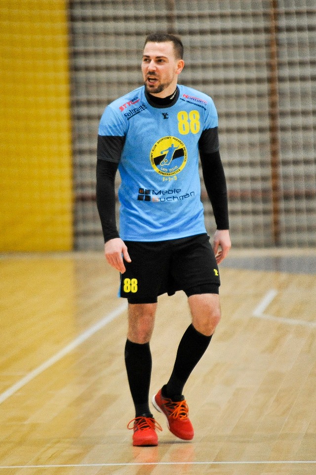 Tomasz Marcyniak (OSiR Komprachcice) bardzo dobrze spisał się w meczu 1. kolejki, rzucając 7 goli.