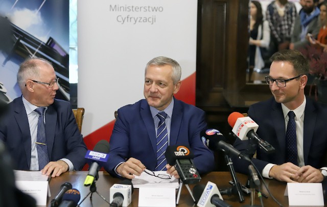 Marek Zagórski, minister cyfryzacji, pojawił się we wtorek w rektoracie PŁ, m.in. w towarzystwie gospodarza tego miejsca - prof. Sławomira Wiaka, szefa uczelni, oraz Waldemara Budy, posła PiS, wymienianego przez ministra jako osobę zabiegającą o 5G dla Łodzi