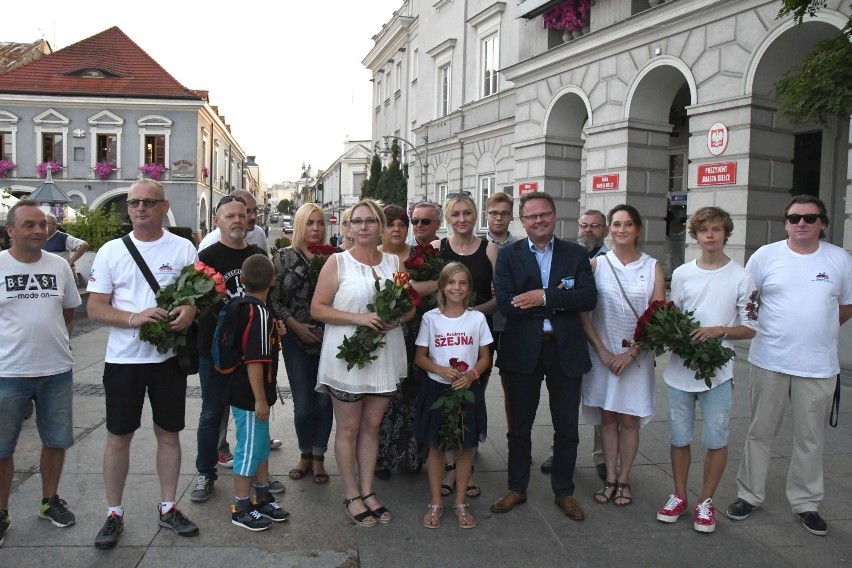 Konferencja Andrzeja Szejny wraz z członkiniami stowarzyszenia Polityka dla Was na kieleckim Rynku [WIDEO, ZDJĘCIA]