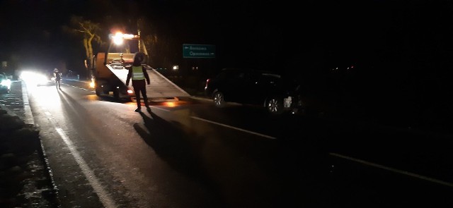 W niedzielę (12 stycznia) przed godziną 17 na drodze krajowej nr 25 w Borkowie (gmina Inowrocław) doszło do poważnego wypadku. Kierowca stracił panowanie nad pojazdem i uderzył w drzewo. Jedna osoba trafiła do szpitala. Na miejscu były spore utrudnienia. Aktualnie ruch odbywa się już tu normalnie.