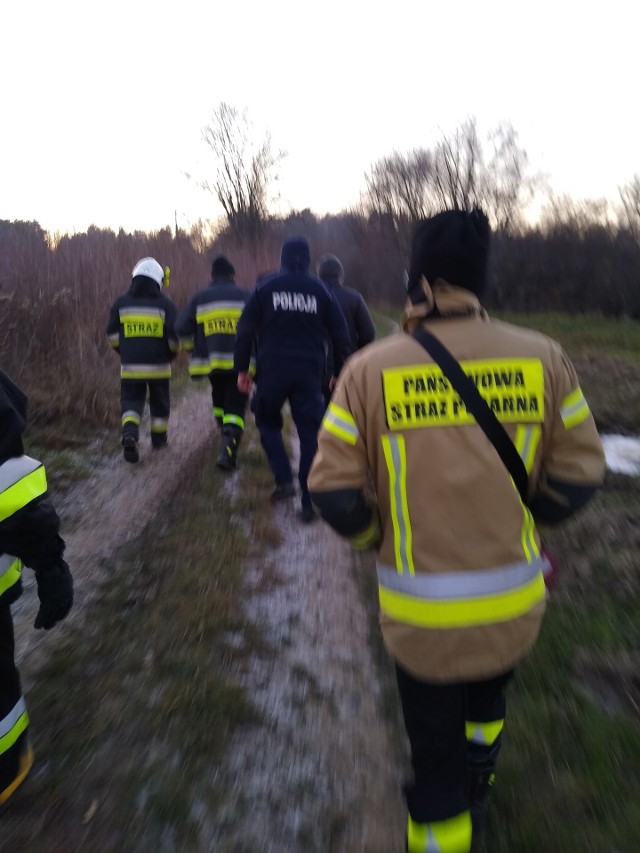 Tragiczny finał poszukiwań 45-letniego mieszkańca wsi Tarnawce pod Przemyślem. Mężczyzna kilka dni temu wyszedł z domu i nie wrócił. W czwartek alarm wszczął brat 45-latka. Do poszukiwań zaangażowano policję, psa tropiącego Straży Granicznej oraz strażaków z PSP Przemyśl i OSP Krasiczyn. Po trzech godzinach policjanci odnaleźli mężczyznę w potoku. Funkcjonariusze ustalają okoliczności śmierci 45-latka.