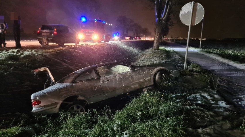 Poważny wypadek na DK32 w Wielkopolsce. Samochód wylądował w...