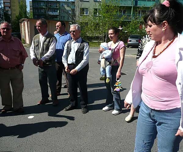 Janina Gorczyca( na pierwszym planie) pokazuje ślady, które robotnicy zaznaczyli na drodze i parkingu przy bloku numer 6. To punkty pokazujące zasięg terenu należącego do hotelu