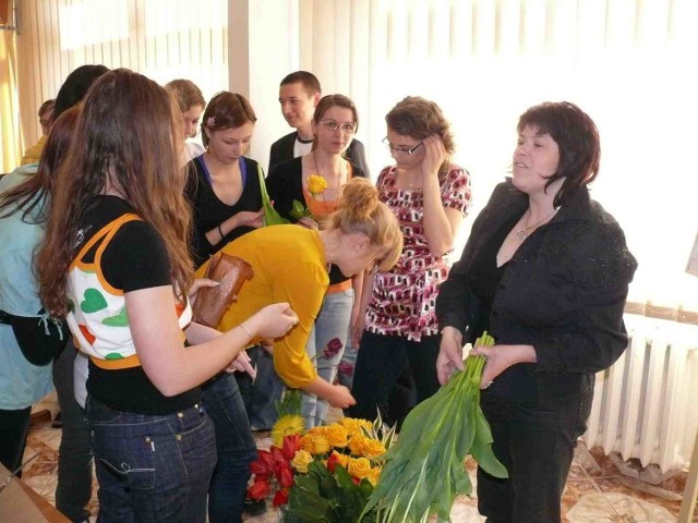 Dużą popularnością cieszyły się pokazy florystyczne przygotowane przez Anetę Tęczę (z prawej).