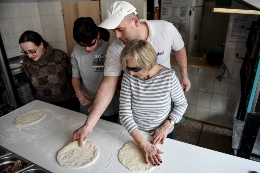 Niewidomi przyrządzali pizzę