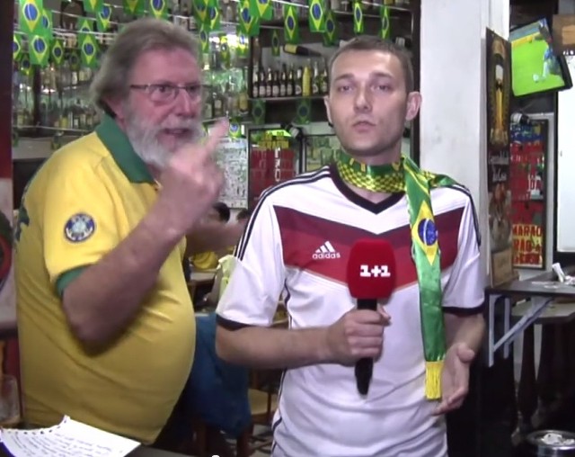 Brazylijski fan krzyczy na reportera