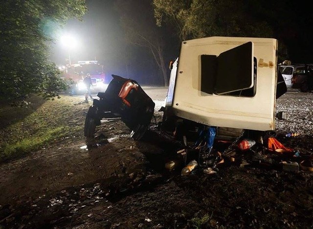 Śmiertelny wypadek w Łasku. Nie żyje mężczyzna. 5 osób rannych