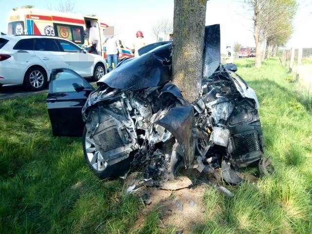 Poważny wypadek koło Sławna. Samochód uderzył w drzewo [zdjęcia]