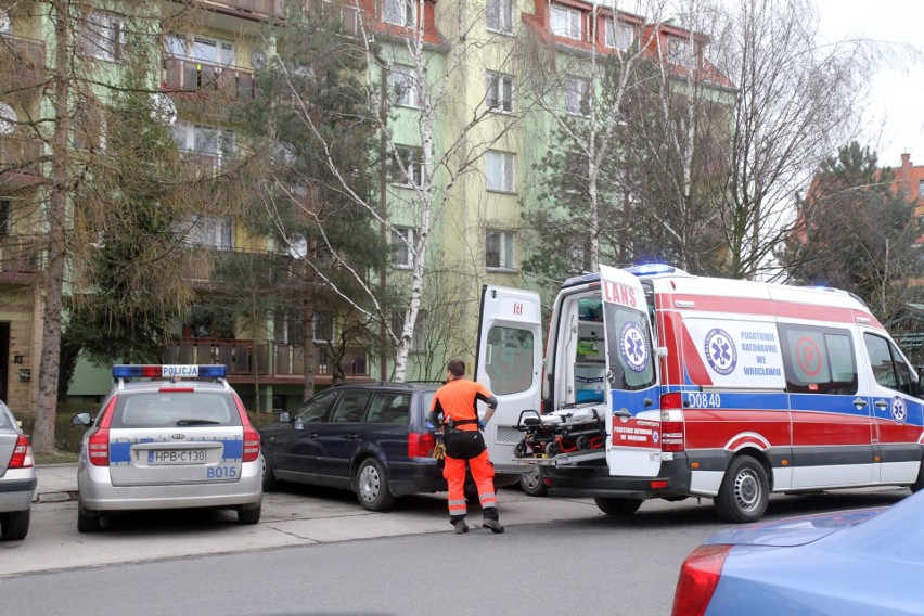 Mężczyzna z raną kłutą klatki piersiowej jest zabierany...