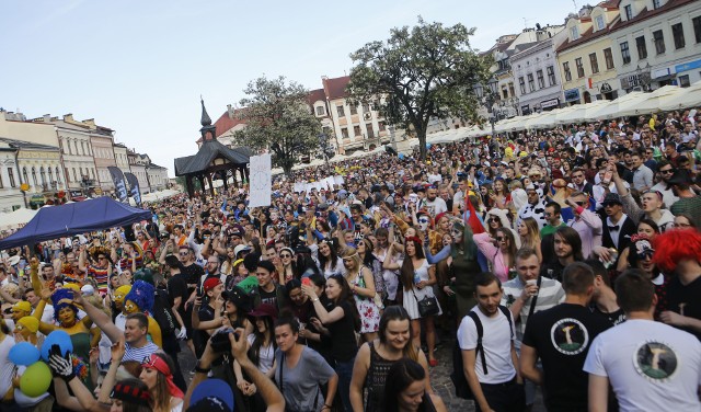 Do Rzeszowa wrócili studenci. Widać to od razu po wynajętych mieszkaniach. Zarobią też restauratorzy, będzie więcej rąk do pracy i co jeszcze?