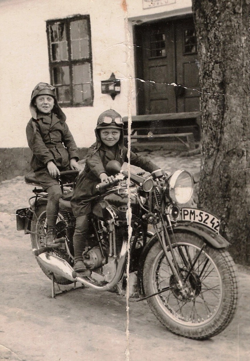 Jurek i Henio Miłkowie na motocyklu BSA 500 W32, model 1932....